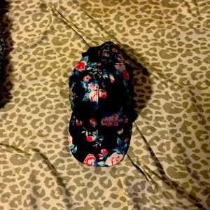 Im selling this flower hat, great for summer and it’s in great condition